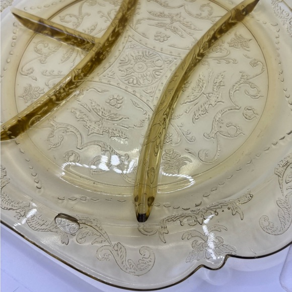 Federal Glass "Madrid" Amber/Yellow Depression Glass divided dish - Picture 8 of 9